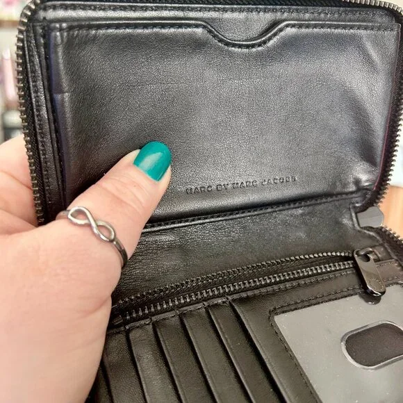 Marc by Marc Jacobs Wristlet Zip Wallet RARE Quilted Metallic Gray Silver - Picture 7 of 10